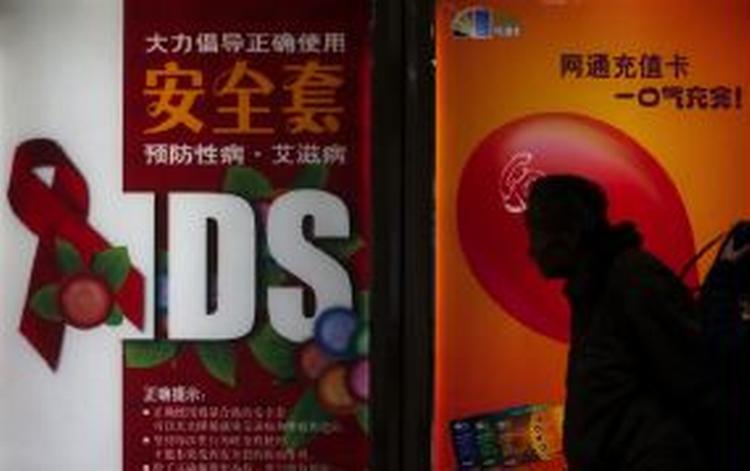 'Brug kondom, hvis du vil undgå aids', hedder det på denne plakat i den kinesiske hovedstad Beijing. - Foto: AP 
