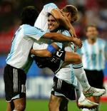 Argentinas anfører Juan Pablo Sorin (i midten) sammen med et par andre 'bisser'. Argentina var den nation som fik flest gule kort i kvalifikationen. - Arkivforo: AP. 