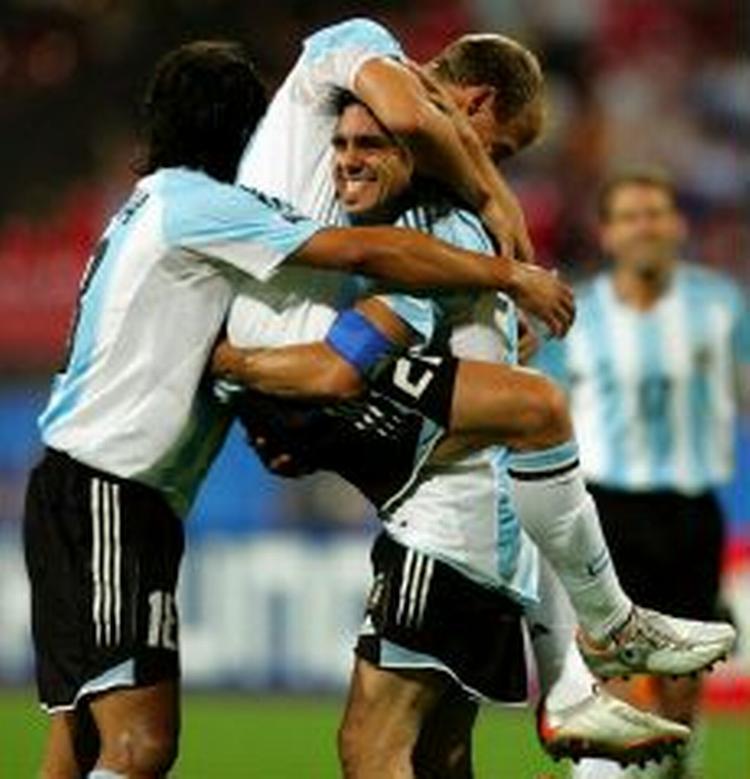 Argentinas anfører Juan Pablo Sorin (i midten) sammen med et par andre 'bisser'. Argentina var den nation som fik flest gule kort i kvalifikationen. - Arkivforo: AP. 