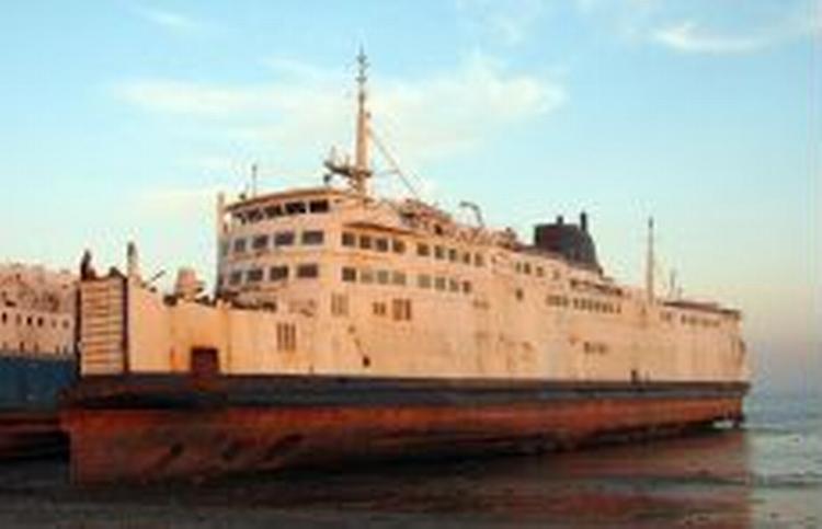 En tidligere Scandlines-færge, 'Dronning Margrethe II', ligger på en indisk skrotstrand - Foto: Shipspotting.com 