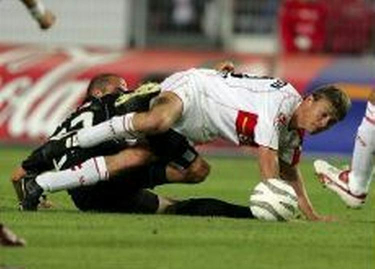 Jon Dahl Tomasson og holdkammeraterne fra Stuttgart behøvede ikke anstrengelserne på grønsværen for at gå videre i UEFA Cuppen.- Arkivfoto: AP 