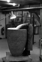 PÅ HOVEDET I KUNSTEN. Keramiker Morten Løbner Espersen er en af de kunstnere, der har beboet Statens Værksteder for Kunst og Håndværk på Christianshavn. Her er han i gang med en kæmpe krukke.   Foto fra bogen: Marianne Grøndahl 