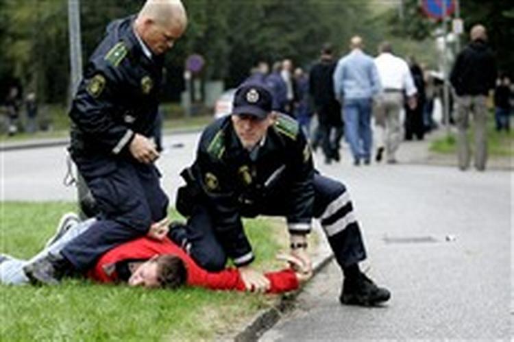 En af mange anholdelser af AGF-fans fra White Pride i forbindelse med en fodboldkamp. - Arkivfoto: Claus Bonnerup 