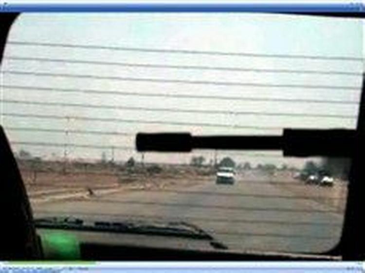 På videoen kan man se, hvordan bagvedkørende biler bliver ramt og må stoppe på. - Foto fra videoen 