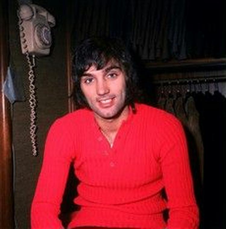 SPORTSÆSTETIKER. George Best havde sit eget håndfaste bud på stil: karismatisk bold på grønsværen, fashion boutique og kvinder m.m.m. på sidelinjen. Her sidder han i baglokalet til sin butik Edwardia.   Arkivfoto: PA Photos 