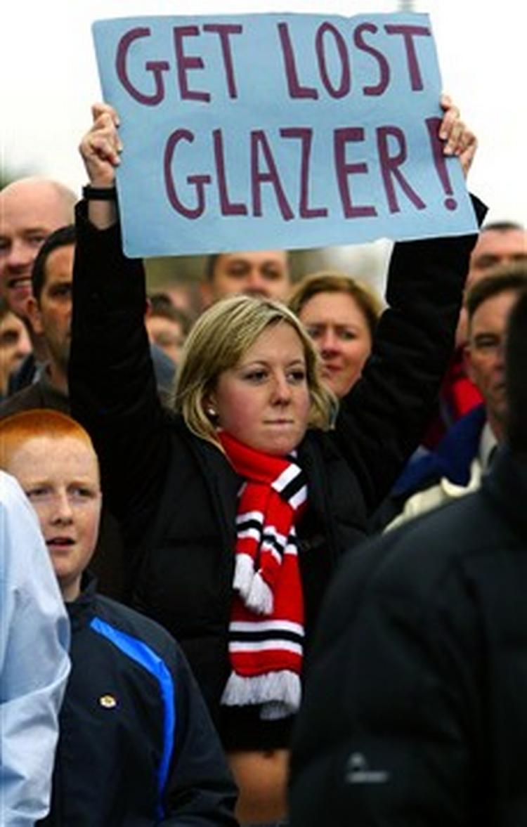 Manchester Uniteds fans er utilfredse med den nye 'klub-ejer' Malcolm Glazer, som de mener bruger klubben som et stykke legetøj. - Arkivfoto: AP 