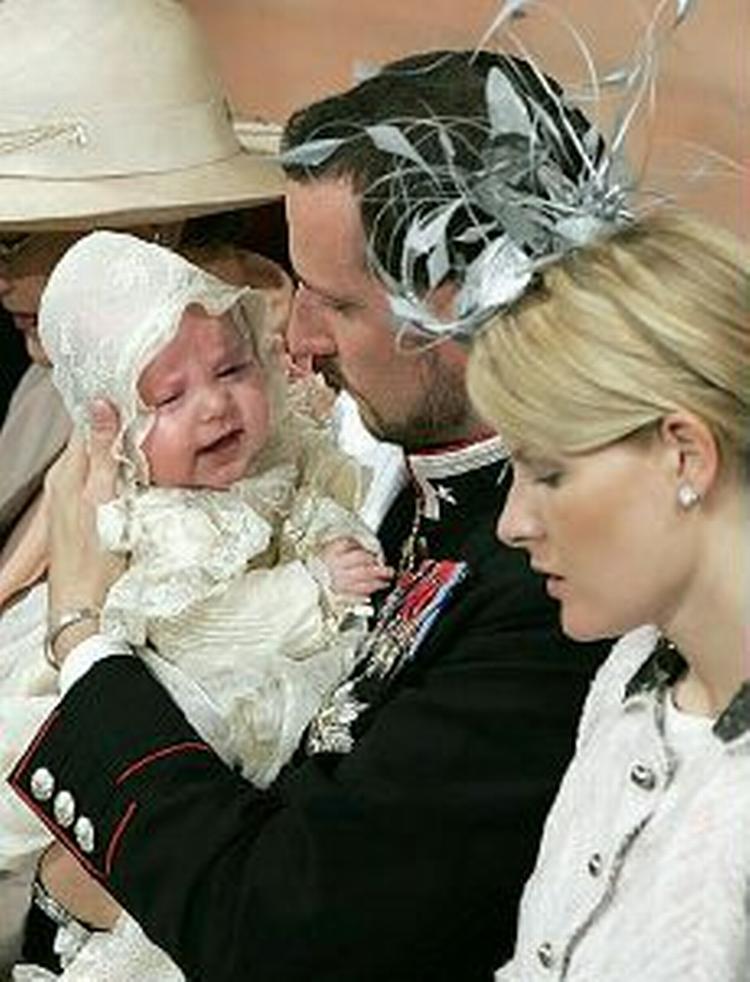 Kronprinsesse Mette-Marit er på fødeafdelingen i Oslo. Her ses kronprins Haakon og Mette-Marit, da deres datter Ingrid Alexandra blev døbt i april sidste år. - Arkivfoto: AP 