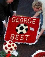Fodboldlegenden George Best bliver begravet i dag. Titusinder af fans har placeret blomster og bannere op mod Stormont i Nordirland, hvor begravelsen finder sted. - Foto: AP 