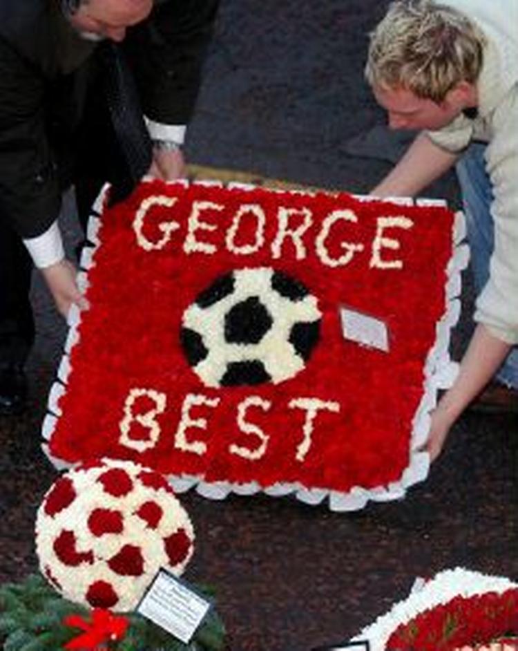 Fodboldlegenden George Best bliver begravet i dag. Titusinder af fans har placeret blomster og bannere op mod Stormont i Nordirland, hvor begravelsen finder sted. - Foto: AP 