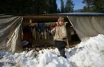 Ofrene for jordskælvet i Kashmir lever i tynde telte i kulde og snemasser. En 94-årig enkemand fra København sender en million afsted til ofrene. - Foto: AP 