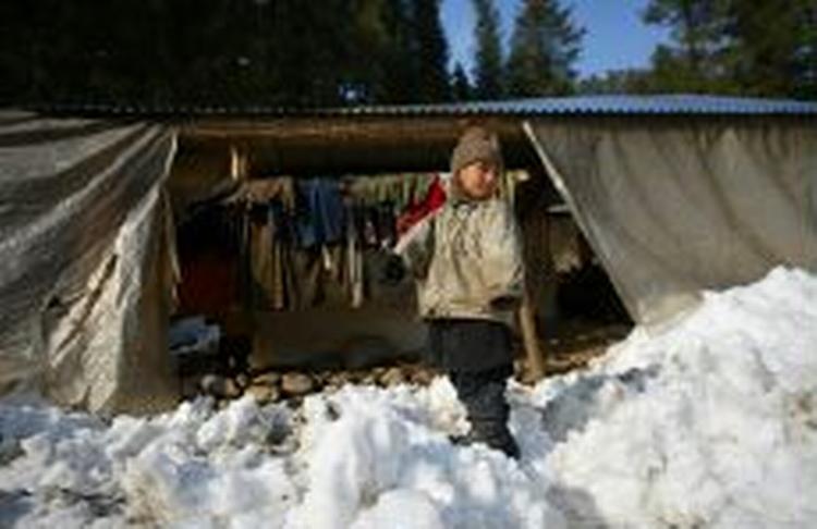 Ofrene for jordskælvet i Kashmir lever i tynde telte i kulde og snemasser. En 94-årig enkemand fra København sender en million afsted til ofrene. - Foto: AP 