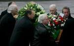 Tidligere holdkammerater og venner bar George Best' kiste. - Foto: AP 