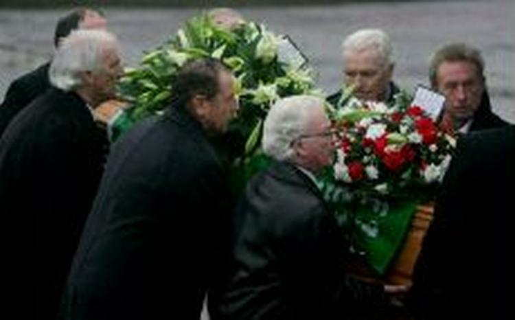 Tidligere holdkammerater og venner bar George Best' kiste. - Foto: AP 
