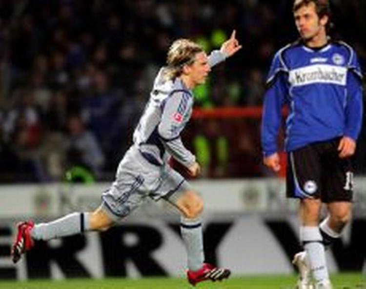 Schalkes danske midtbaneslider, Christian Poulsen, blev matchvinder med et hovedstødsmål i kampen mod Bielefeld. - Foto: AP 