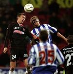 Fodboldspilleren Dennis Sørensen (t.v.) fra FC Midtjylland ses her i nærkamp med Ulrik Laursen (t.h.) (med maske) fra OB, da de to hold mødtes til en SAS-liga-kamp i Herning. - Foto: Claus Bonnerup Claus 