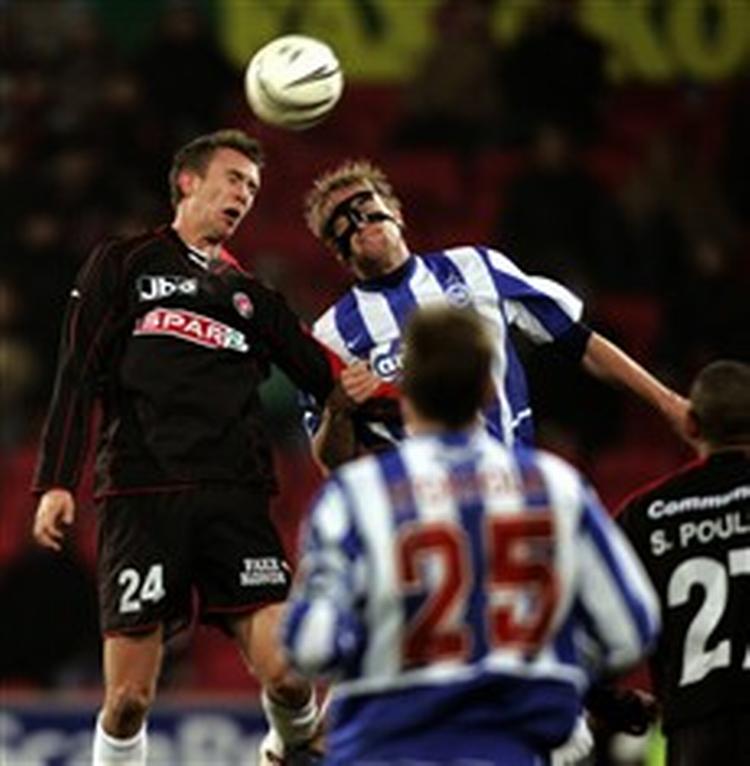 Fodboldspilleren Dennis Sørensen (t.v.) fra FC Midtjylland ses her i nærkamp med Ulrik Laursen (t.h.) (med maske) fra OB, da de to hold mødtes til en SAS-liga-kamp i Herning. - Foto: Claus Bonnerup Claus 