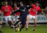 Manchester City's David Sommeil tager sig en dribletur mellem Charltons spillere. - Foto: AP 