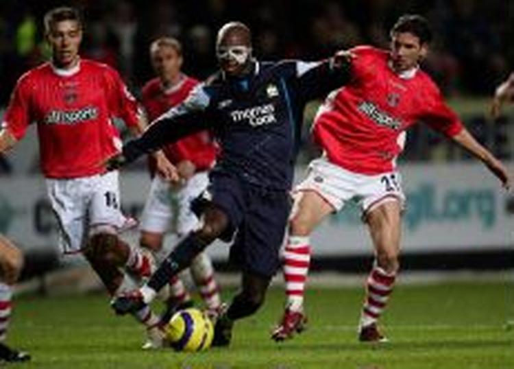 Manchester City's David Sommeil tager sig en dribletur mellem Charltons spillere. - Foto: AP 