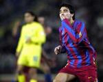 Barcelonas portugiser Deco fejrer sin scoring med et fingerkys. - Foto: AP 