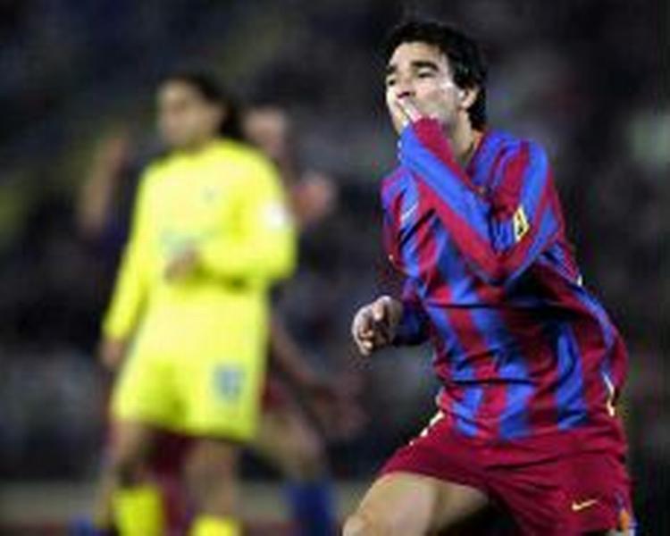 Barcelonas portugiser Deco fejrer sin scoring med et fingerkys. - Foto: AP 