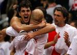 Ivan Ljubicic omfavner Mario Ancic efter sejren. - Foto: AP 