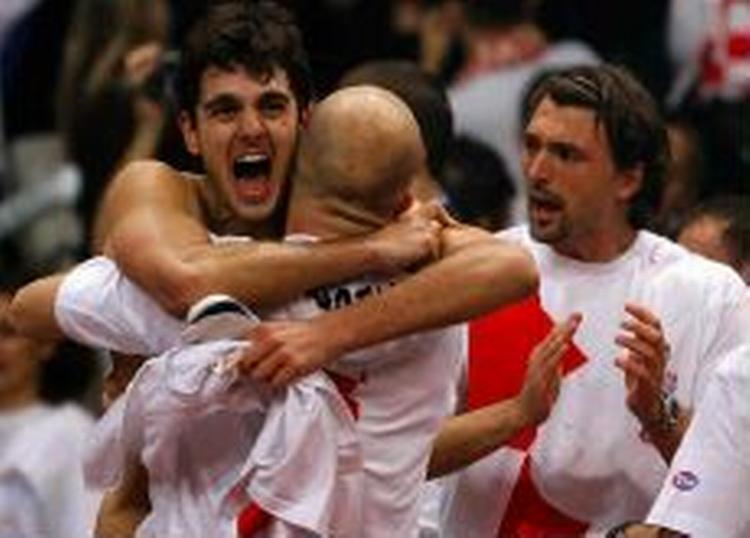 Ivan Ljubicic omfavner Mario Ancic efter sejren. - Foto: AP 