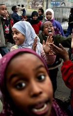 Somaliere er den gruppe i Danmark, som er dårligst integreret på arbejdsmarkedet. Her leger børn af somaliske forældre på en muslimsk friskole i København   fremover vil regeringen have færre af deres landsmænd til Danmark.   Arkivfoto: Jacob Ehrbahn 