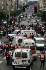 Fem er dræbt og 40 sårede efter en selvmordsbombe eksploderede i den israelske by Netanya. To islamiske grupper kæmper om skylden - Foto: AP 