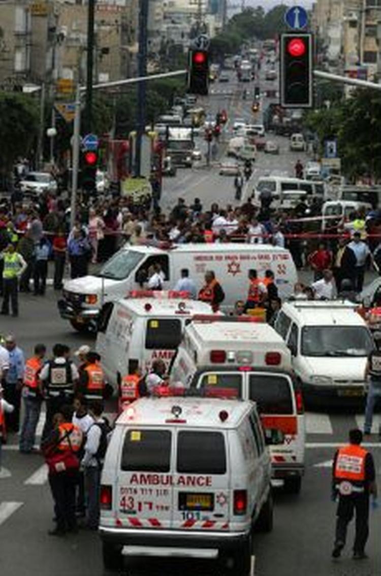 Fem er dræbt og 40 sårede efter en selvmordsbombe eksploderede i den israelske by Netanya. To islamiske grupper kæmper om skylden - Foto: AP 