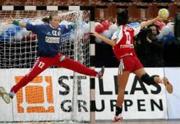Anita Gorbicz scorer endnu engang bag den australske målvogter. - Foto: AP 