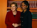 Den tyske kansler Angela Merkel byder USA's udenrigsminister Condoleezza Rice velkommen. - Foto: AP 