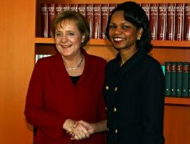 Den tyske kansler Angela Merkel byder USA's udenrigsminister Condoleezza Rice velkommen. - Foto: AP 