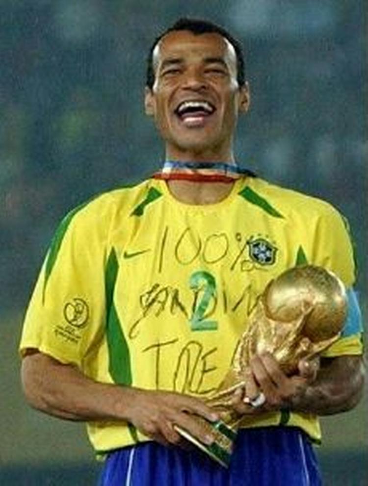 Brasiliens anfører Cafu med VM-trofæet. - Arkivfoto: AP: 
