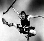 Toshiro Mifune laver krumspring i 'De Syv Samuraier' af Kurosawa fra 1954. - Foto: Cinetext 