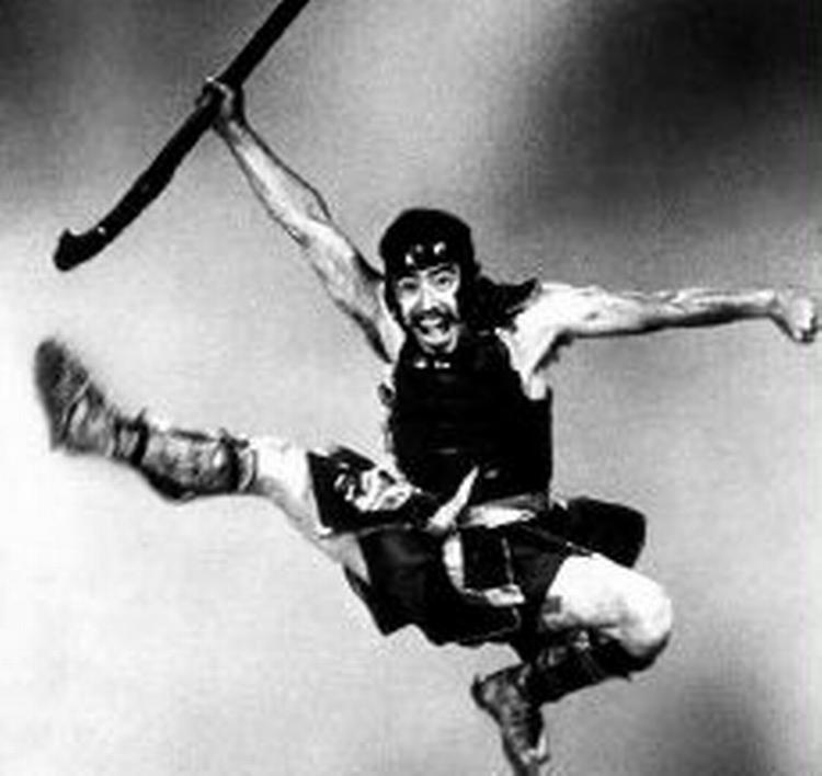 Toshiro Mifune laver krumspring i 'De Syv Samuraier' af Kurosawa fra 1954. - Foto: Cinetext 