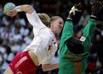 Lene Thomsen sætter sig igennem i angrebet. - Foto: AP 