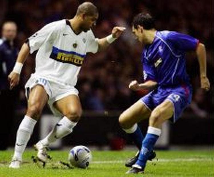 Adriano (tv.) bragte Inter foran, men en dansk fod bragte balance i regnskabet. - Foto: AP 