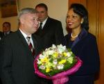 Den amerikanske udenrigsminister Condoleezza Rice mødtes i dag med den ukrainske regeringsleder Juri Yekhanurov. Rice sagde, at USA nu forbyder tortur. - Foto: AP 
