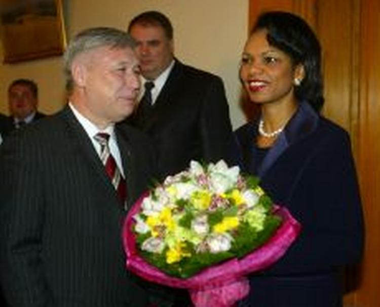 Den amerikanske udenrigsminister Condoleezza Rice mødtes i dag med den ukrainske regeringsleder Juri Yekhanurov. Rice sagde, at USA nu forbyder tortur. - Foto: AP 