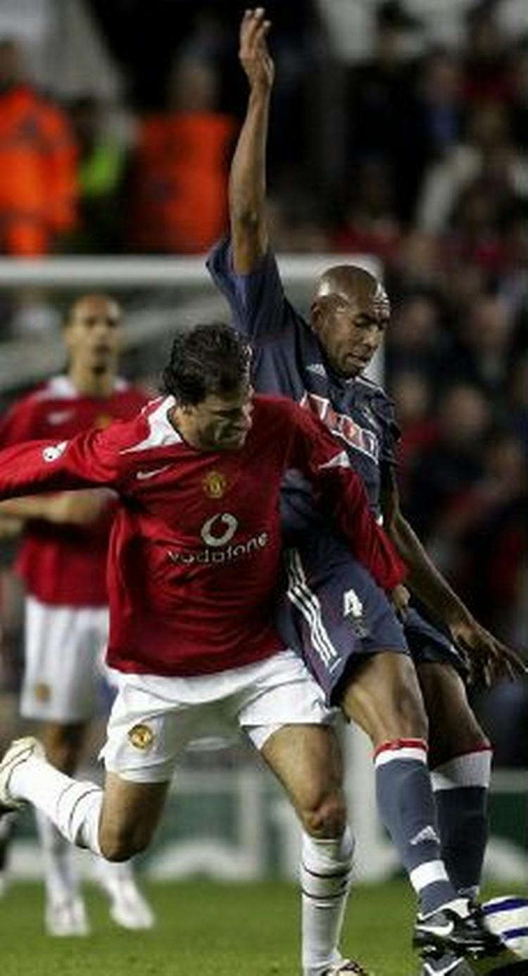 Van Nistelrooy og Luizao tager endnu et par nærkampe i aften på Estádio da Luz. - Arkivfoto: AP. 