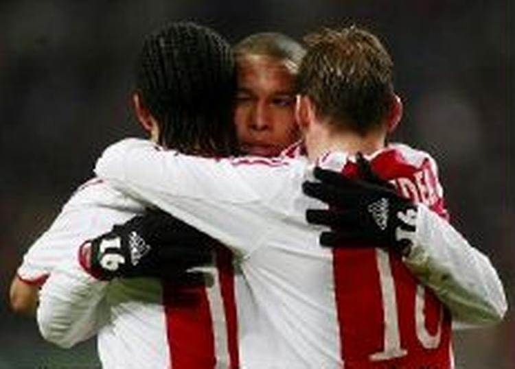 Nigel de Jong (i midten) vil væk fra Ajax. - Arkivfoto: AP. 