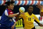 Angolas Marcelina Kiala (th.) forsøger sig med et gennembrud mod Sydkorea. - Foto: AP 