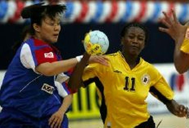 Angolas Marcelina Kiala (th.) forsøger sig med et gennembrud mod Sydkorea. - Foto: AP 