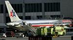 Politifolk omringede flyet i Miami lufthavn efter skudepisoden. - Foto: AP 