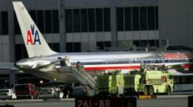 Politifolk omringede flyet i Miami lufthavn efter skudepisoden. - Foto: AP 