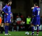Forbavselsen står malet i ansigterne på Uniteds Ruud van Nistelrooy og Wayne Rooney efter nederlaget. - Foto: AP 