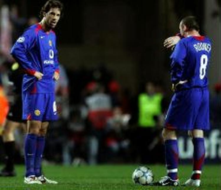 Forbavselsen står malet i ansigterne på Uniteds Ruud van Nistelrooy og Wayne Rooney efter nederlaget. - Foto: AP 