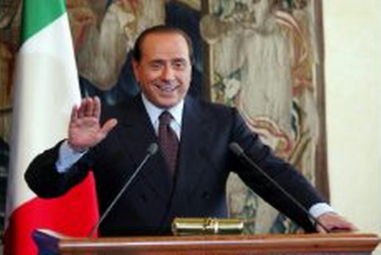 Den italienske premierminister Silvio Berlusconi ser smilende ud på billedet. Men han raser over beskyldninger fra CIA om, at italienerne var medvidende om en kidnapning af en egypter i Italien. - Arkivfoto: AP 