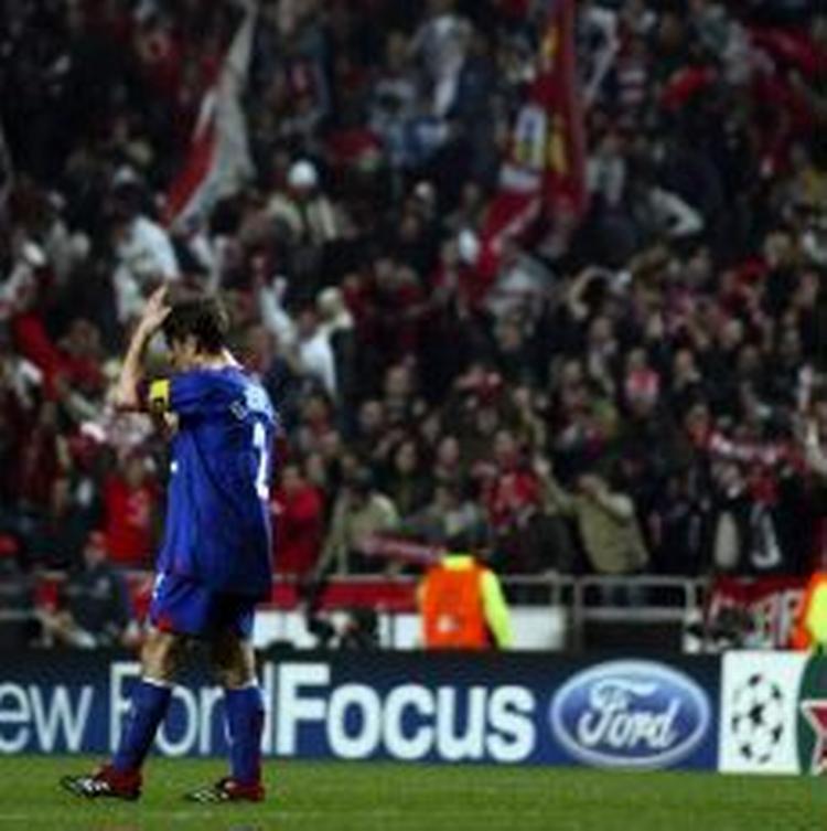 Neville på vej ud af Estadio la Luz. - Foto: AP. 