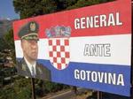 Mange nationalistisk sindede kroater betragter fortsat Ante Gotovina som en helt, her illustreret med et støtteskilt. - Foto: AP 